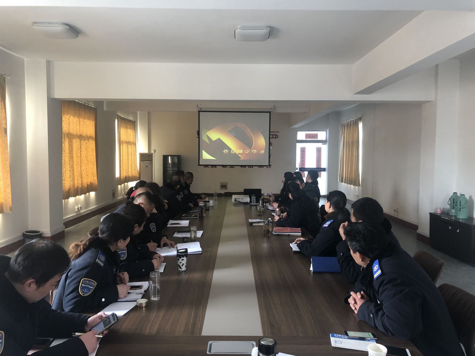 公交集團(tuán)公交事業(yè)一部、公交事業(yè)二部組織觀看專題片《一抓到底正風(fēng)氣》